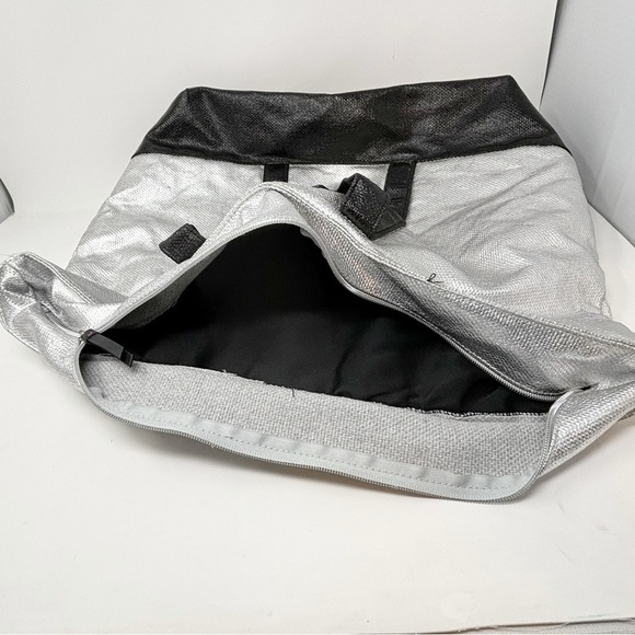 VICTORIA’S SECRET Weekender Tote Overnight Duffle Bag Luggage Silver - Picture 5 of 7